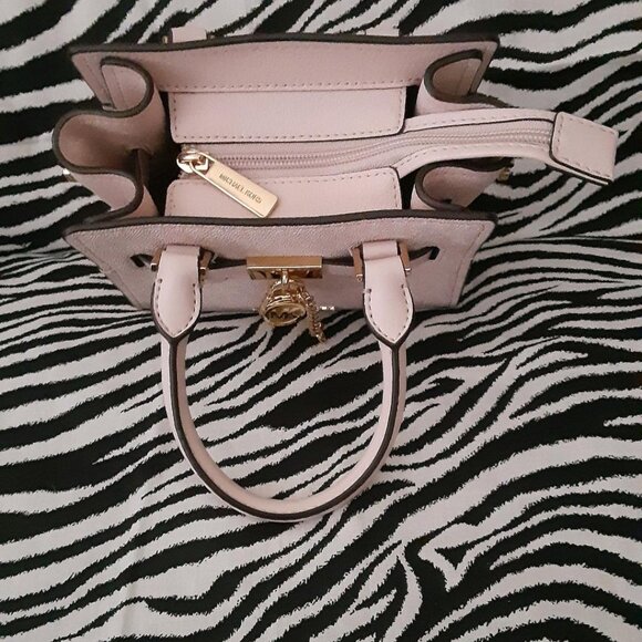 Michael Kors RARE RETIRED STYLE- SO DARN CUTE TINY PINK CROSSBODY BAG OR HANDLES - Picture 5 of 11